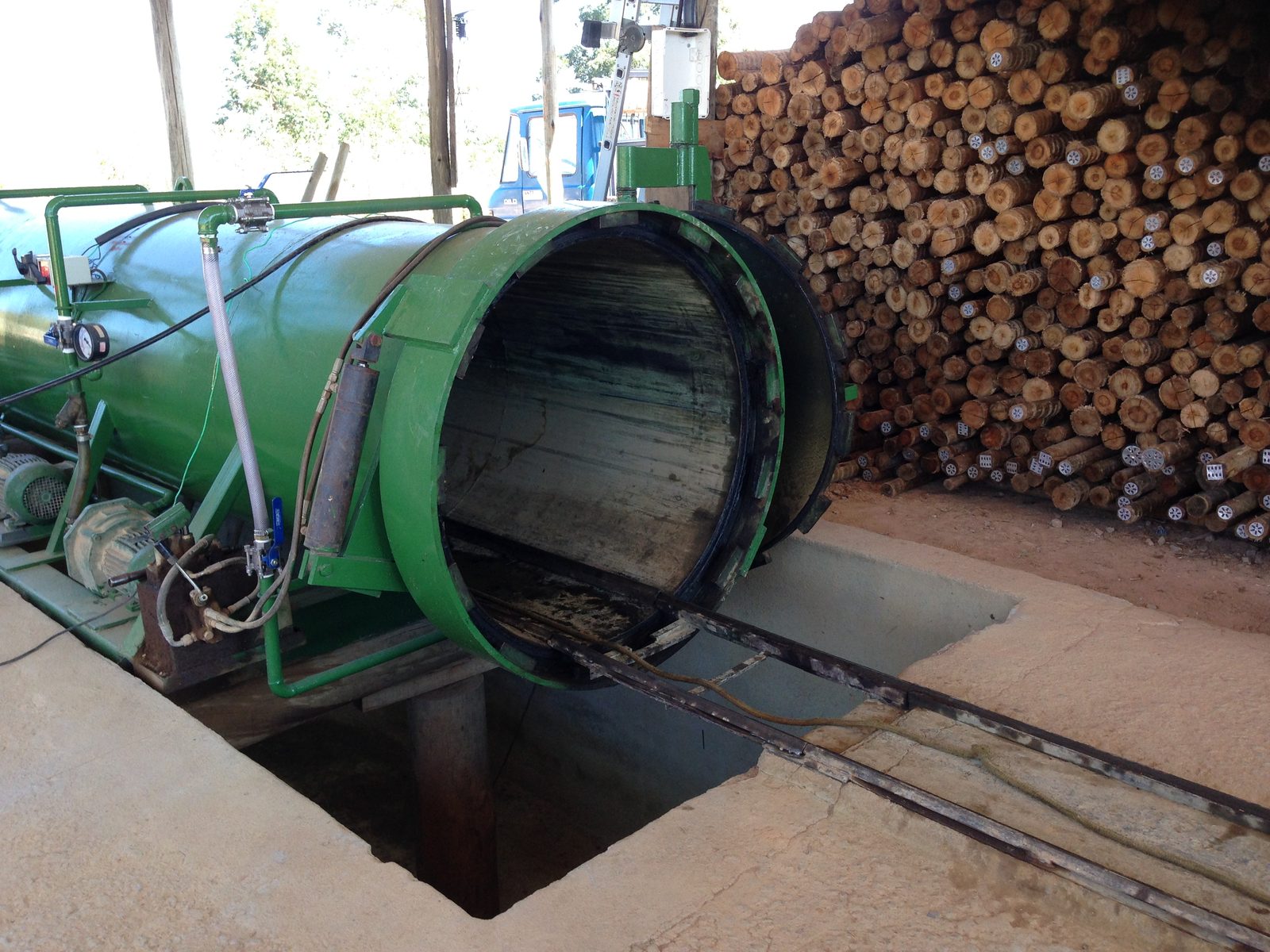 Etapas do tratamento de madeira de eucalipto em autoclave na Eucatratus
