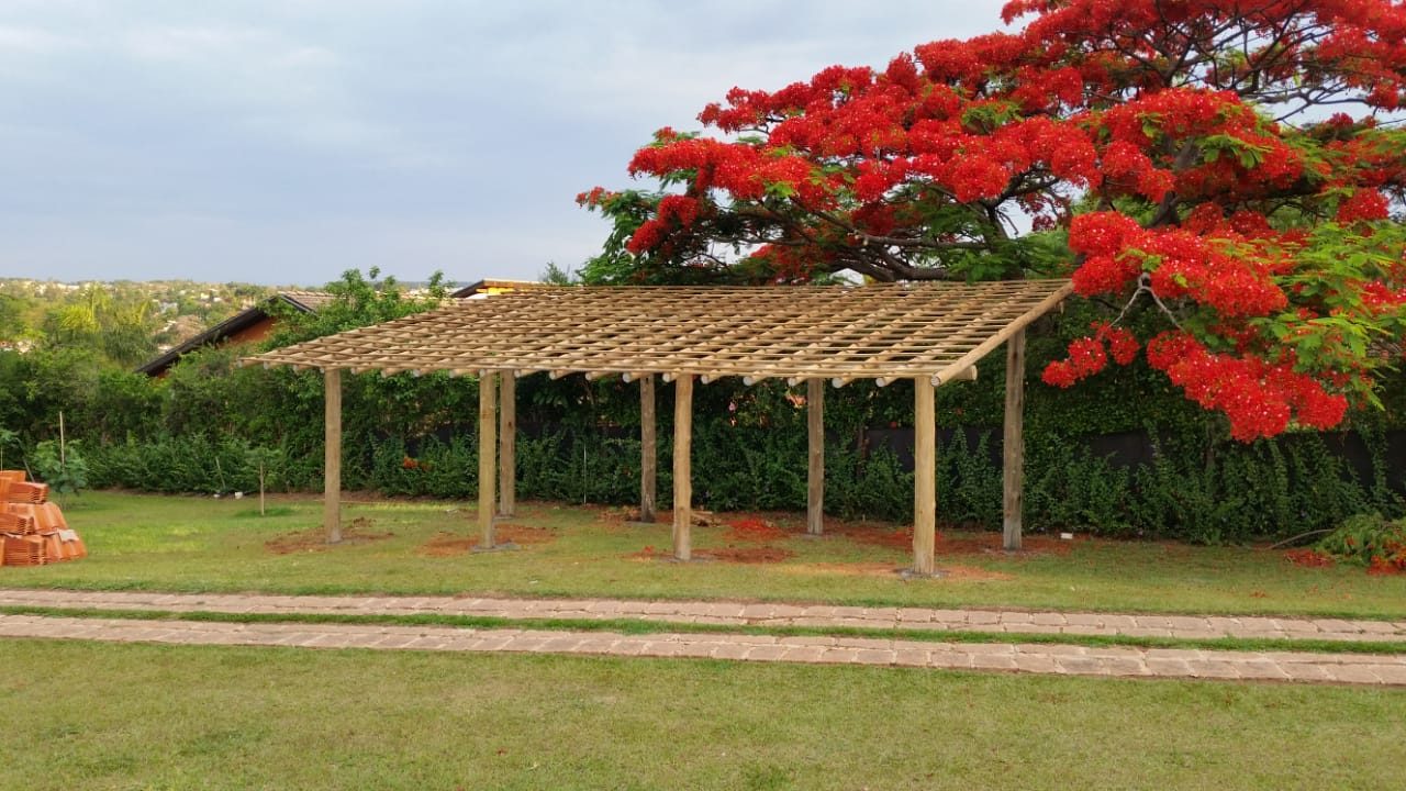 Pergolado de toras em construção